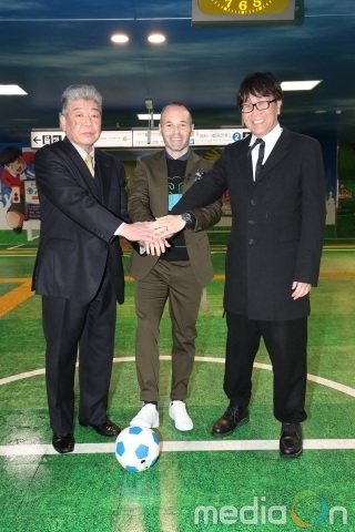 게이세이 전철 요쓰기역, 인기 애니메이션 캡틴 츠바사 테마로 장식