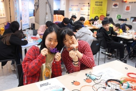 시립금천청소년수련관, 청소년방과후아카데미 가정의 달 기념 창의융합연계 카네이션 만들기 프로그램 진행